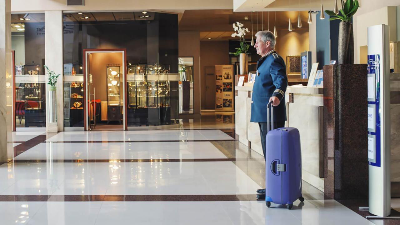 Booking Hotel & Spa Krakow Luaran gambar A bellboy at a hotel