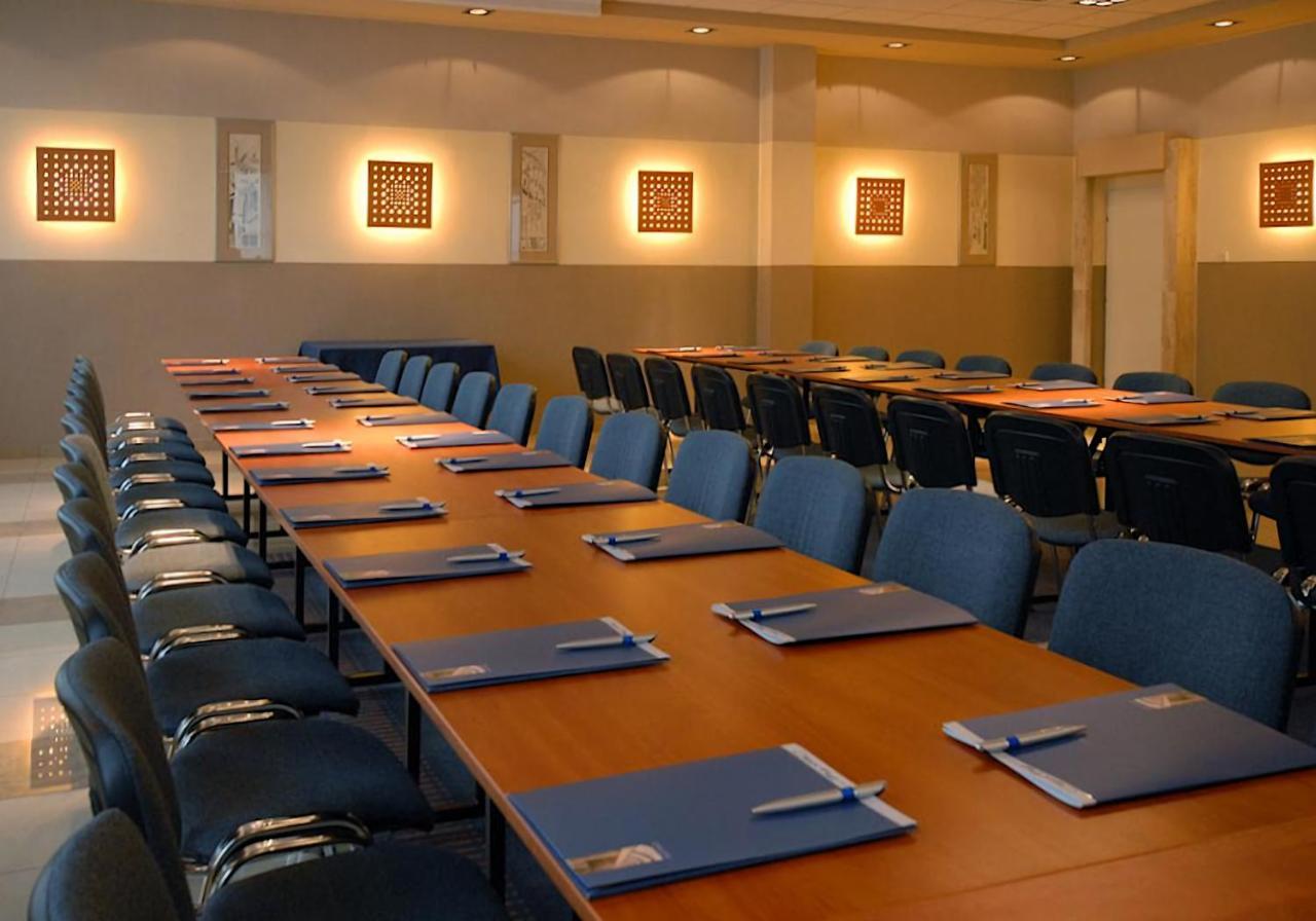 Booking Hotel & Spa Krakow Luaran gambar A conference room